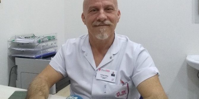 Hastane Kapısında Sıkışan Kediye Kalp Masajı