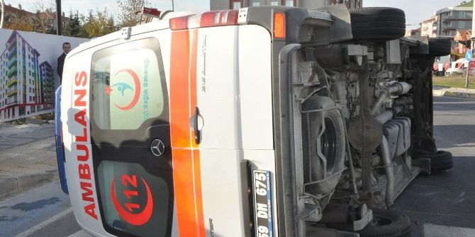 Minibüs Ambulansa Çarptı: 3’ü Sağlık Personeli 6 Yaralı