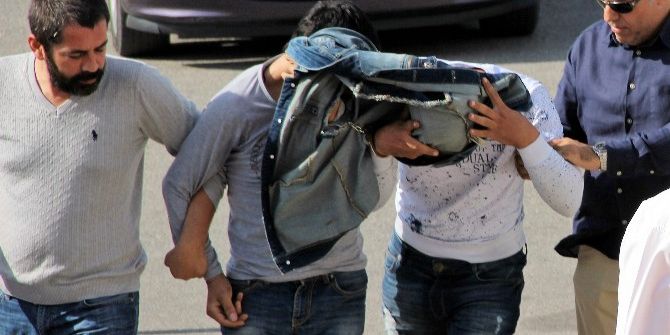 Kiraladıkları Araca Çalıntı Plaka Takıp Hırsızlık Yaptılar