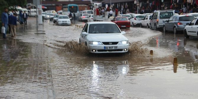 Şanlıurfa’da 10 Dakikalık Yağmur Yolları Göle Çevirdi