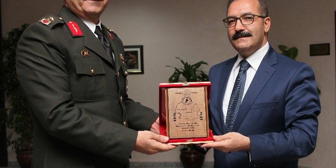 Rektör Gür’e Plaket