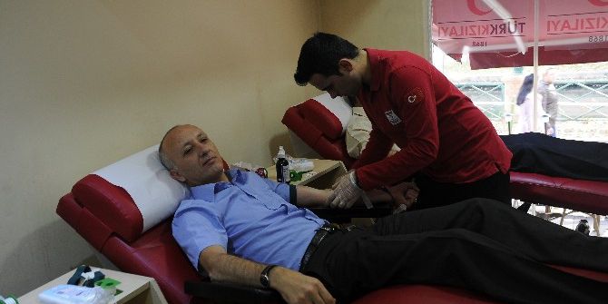 Sağlık Çalışanlarından Kan Bağışı Kampanyasına Destek