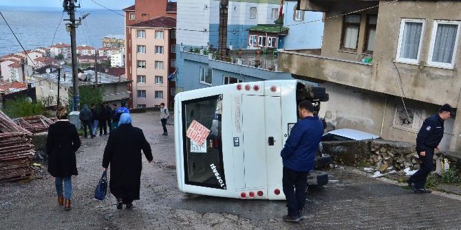 Kontrolden Çıkan Minibüs Devrildi: 2 Yaralı