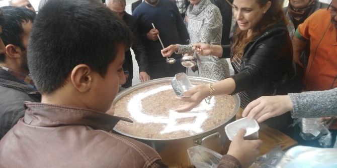 Mavi Umutlar Yardımlaşma Derneği Aşure Dağıttı