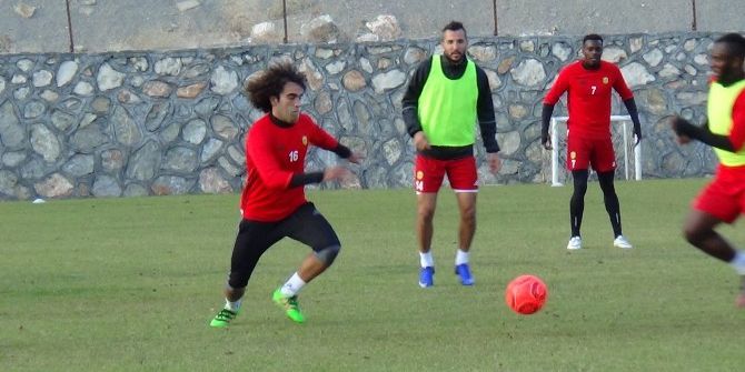 Sadık Çiftpınar Sarı Sakallarıyla Arkadaşlarına Espri Malzemesi Oldu