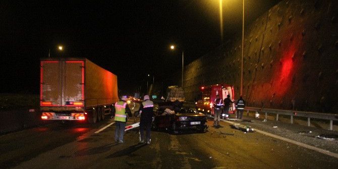 Otomobil Kamyona Arkadan Çarptı, Demir Tampon Otomobili İkiye Böldü