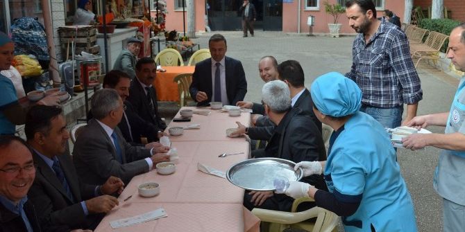 Hastane Yönetiminden Vatandaşlara Aşure İkramı