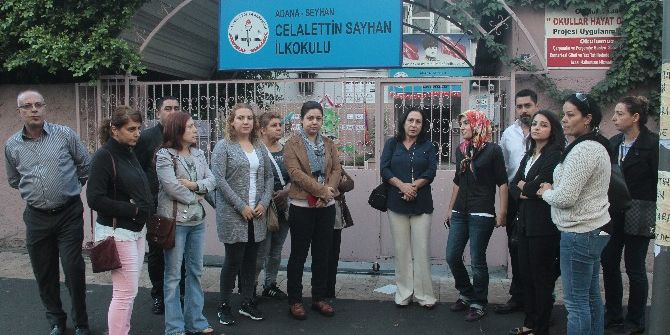 İhraç Edilen Öğretmen Okulun Önünde Eylem Yaptı