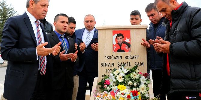 Sinan Şamil Sam, Kabri Başında Anıldı