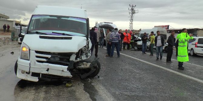Minibüs Otomobile Çarptı: 10 Yaralı