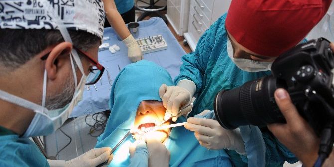 “Dental İmplantoloji” Konferansında İmplant Ameliyatı Canlı Yayınlandı