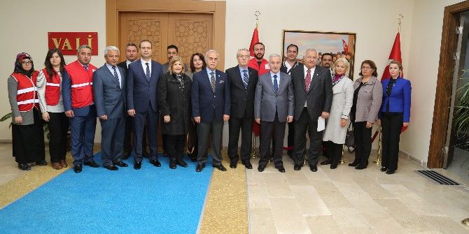 Vali Kamçı Kızılay Yöneticilerini Kabul Etti