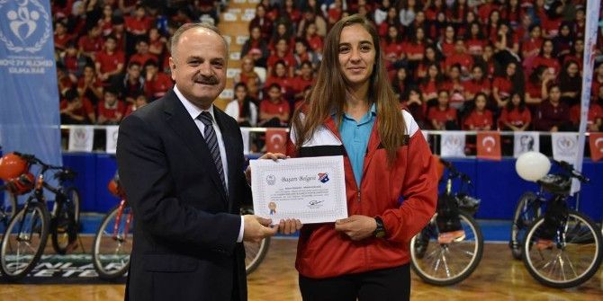 Başarılı Sporcular Ödüllerini Vali Çakacak’ın Elinden Aldı
