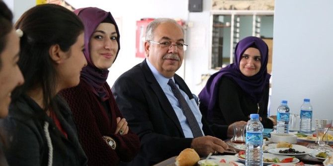 Kutlu Kyk’da Kalan Öğrencilerle Kahvaltıda Buluştu