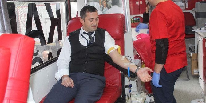 Hastane Önünde Kan Bağışı İçin Sıraya Girdiler