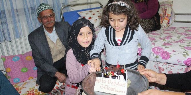 Evde Bakım Hizmetinden Yararlanan Aileye Doğum Günü Sürprizi