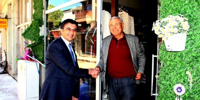 Başkan Selçuk Esnafla Fikir Alışverişinde Bulunuyor