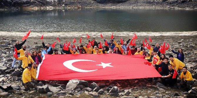 Cumhuriyet İçin 2 Bin 415 Rakımlı Bölgede Türk Bayrağı Açtılar