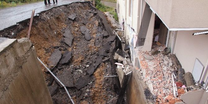 İstinat Duvarı Ve Asfalt Apartmanın Üzerine Çöktü