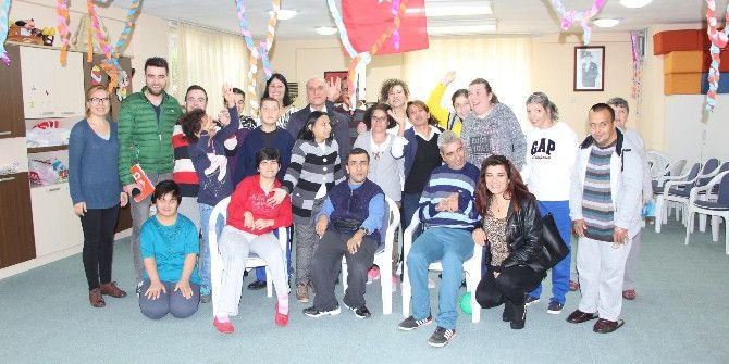 Kuşadası Belediyesi’nden Engellilere Drama Eğitimi