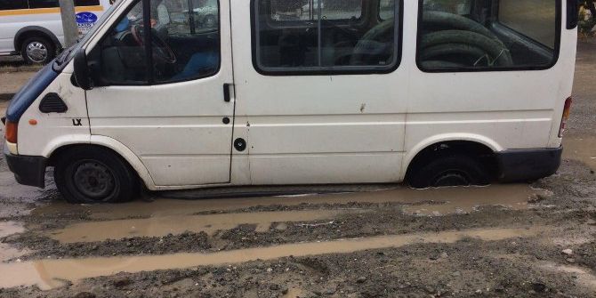 Erzincan’da Yol Çöktü Araç İçine Düştü