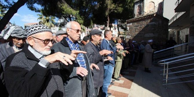 Saruhanlı’da Çiftçiler Yağmur Duasına Çıktı
