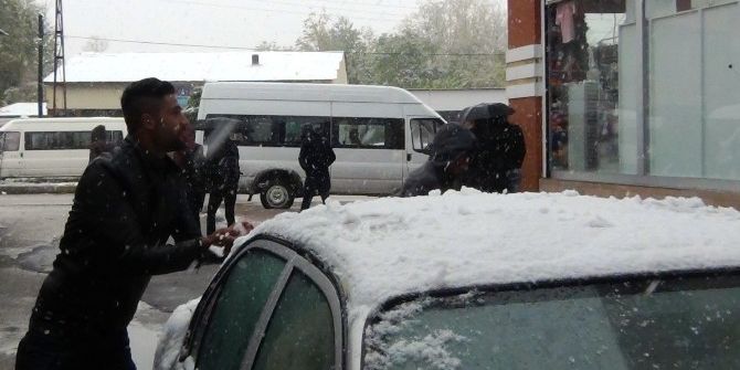 Erciş’te Mevsimin İlk Kar Yağışı Başladı