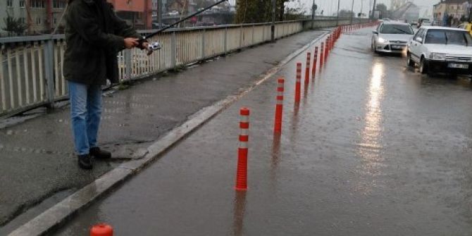 Su Baskını Yaşanan Köprüde Oltalı Protesto