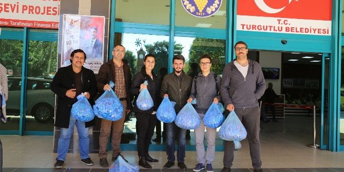 Üniversitelilerden Mavi Kapak Kampanyasına Destek