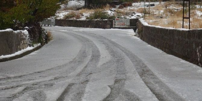 Tatvan’da Yılın İlk Karı Yağdı