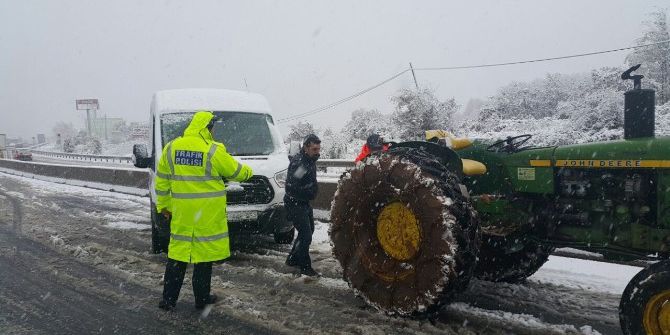 Bolu Dağı’nda Kar Yağışı Yolu Trafiğe Kapattı
