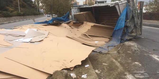 Sunta Yüklü Kamyon Devrildi, Yol Kapandı