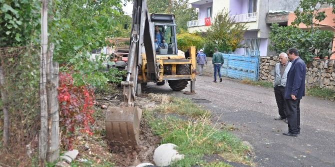 Gölbaşı İlçesinde Su Kanalları Temizleniyor