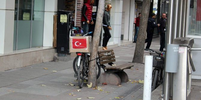 Üzerinde Türk Bayrağı Bulunan Şüpheli Paket Kenti Karıştırdı