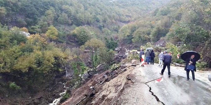Bartın-kurucaşile Yolu Heyelan Nedeniyle Kapandı