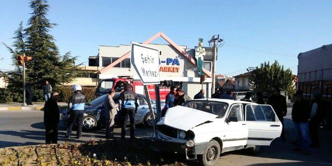 İki Otomobil Çarpıştı: 2 Yaralı