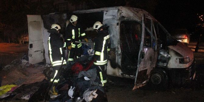 Tekstil Malzemeleriyle Dolu Minibüs Yandı