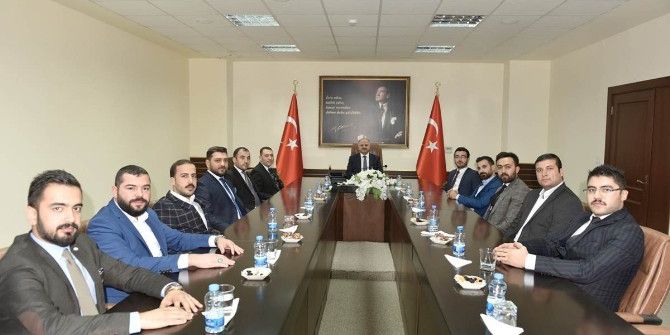 Vali Çakacak’tan, Ak Parti’li Gençlere 15 Temmuz Teşekkürü