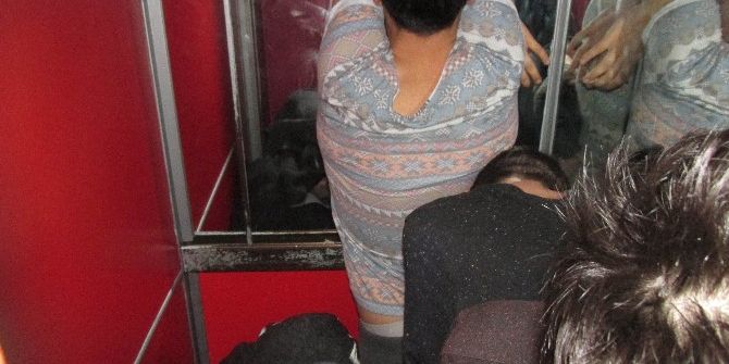 Gençler Geceyi Asansörde Geçirdi