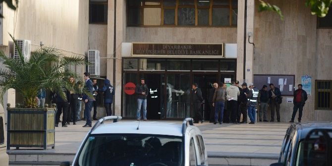 Diyarbakır Büyükşehir Belediyesi’ne Atanan Kayyum Görevine Başladı