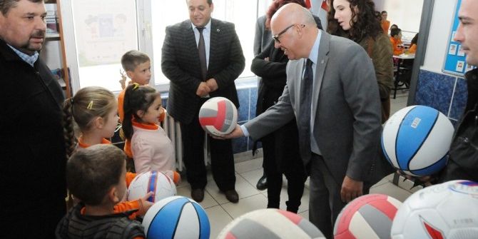 Çevreci Öğrencilere Ödüllerini Başkan Eşkinat Verdi