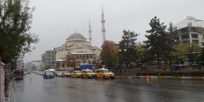 Van’da Lapa Lapa Kar Yağışı