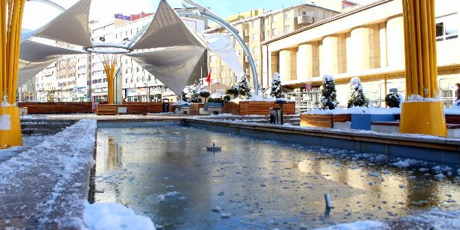 Erzurum’da Süs Havuzları Dondu