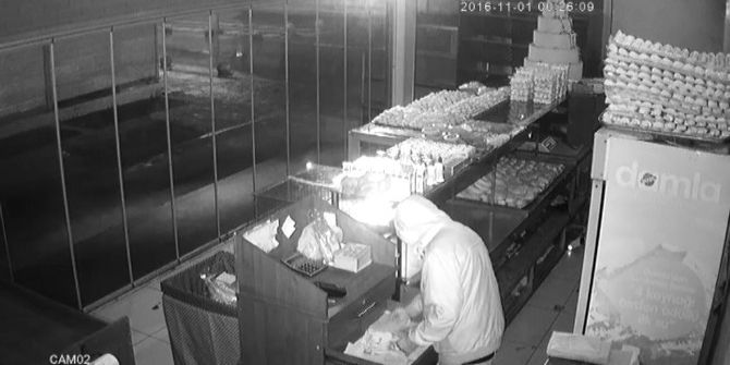 Hırsız Girdiği Dükkandan Tatlı İle Kola Çalıp Kaçtı