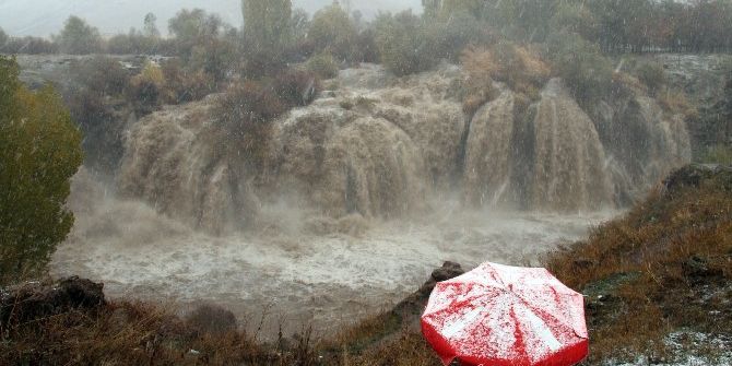 Muradiye Şelalesi Coştu