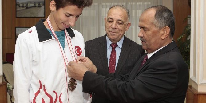 Tülomsaş’tan Başarılı Sporcuya Ödül