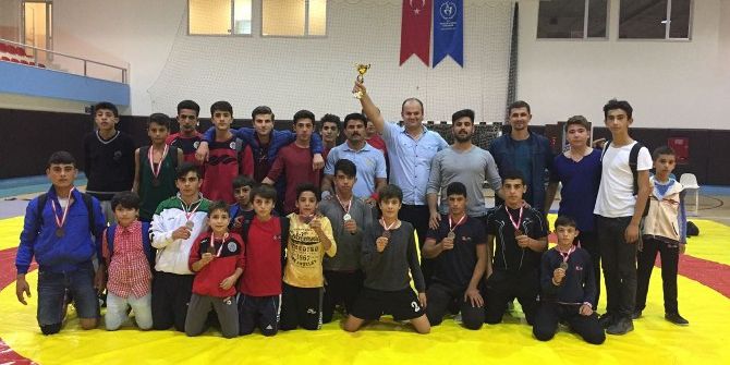 Adana Büyükşehir Belediyesi Güreş Takımı Umut Veriyor