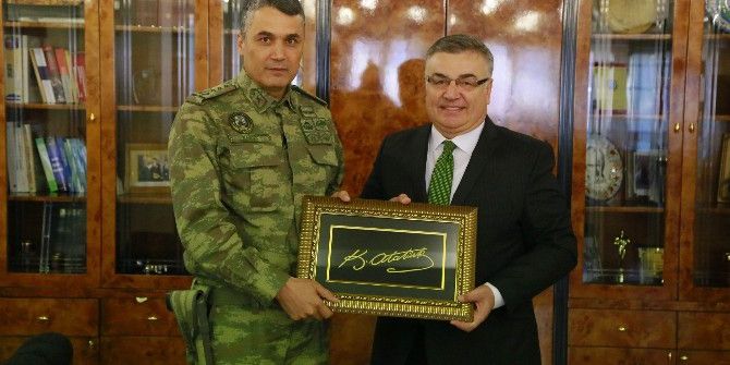 Kesimoğlu’ndan Albay Barut’ta Atatürk İmzalı Tablo