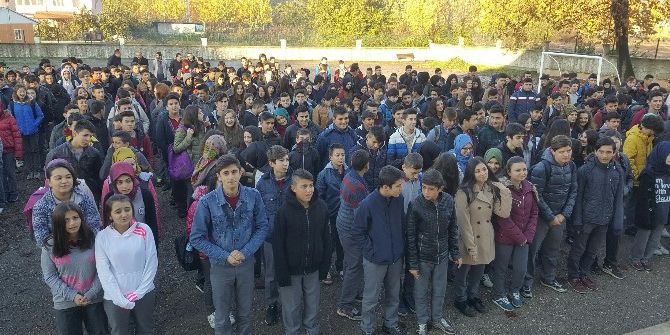 Başkan Akcan’dan Şiir Yarışmasında Birinci Olan Öğrenciye Ödül