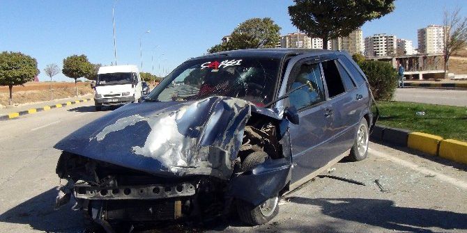 Köpeğe Çarpmamak İsterken Orta Refüje Çıktı: 5 Yaralı